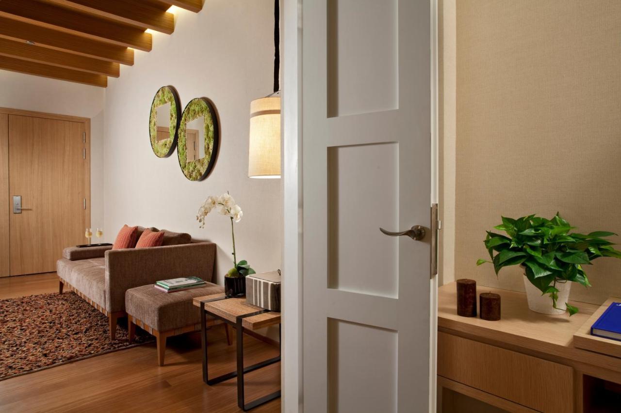 Oasia Resort Sentosa By Far East Hospitality Сінгапур Екстер'єр фото A door opening into a living room
